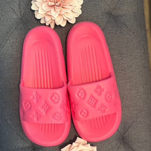 Source Unknown Shoes - Pink L V Style Slides 38-39